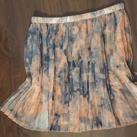 BCBG pleated mini skirt - Picture 4 of 5